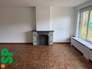 <p><strong><span>Vernieuwd appartement met 2 slaapkamers in Berchem</span></strong></p>
<p><span>Op de bovenste verdieping van een kleinschalig gebouw met slechts 3 appartementen bevindt zich dit vernieuwd appartement van 85 m².</span></p>
<p><span>Het appartement is instapklaar en werd recent grondig opgefrist met een nieuwe keuken, vernieuwde badkamer, geschilderd, enz.... De lichtrijke leefruimte met mooie blokjesparket zorgt voor een warme en gezellige sfeer.</span></p>
<p><span>Indeling:</span></p>
<ul>
<li><span>Inkomhall met vestiaire en apart toilet</span></li>
<li><span>Ruime leefruimte</span><span></span></li>
<li><span>Nieuwe, uitgeruste keuken</span></li>
<li><span>Vernieuwde badkamer</span></li>
<li><span>2 slaapkamers</span></li>
<li><span>Ingebouwde kast met aansluitingen voor wasmachine en droogkast in de inkomhall</span></li>
</ul>
<p><span>Troeven:</span></p>
<ul>
<li><span>Bovenste verdieping, zonder bovenburen</span></li>
<li><span>Kleinschalig en rustig gebouw</span></li>
<li><span>Groene, residentiële omgeving</span></li>
<li><span>Uitstekende bereikbaarheid nabij station Berchem, openbaar vervoer en autosnelwegen</span></li>
</ul>
<p><strong><span>Gemeenschappelijke kosten:</span></strong><span> € 100/maand - incl. waterverbruik + verwarming</span><br /><strong><span>EPC-score: </span></strong>545 KWh/m²<strong><span> - EPC-label:</span></strong><span> F</span><br /><strong><span>Beschikbaar:</span></strong><span> onmiddellijk</span></p>
<p>Meer info?<br />Contacteer het kantoor van IMMO SP in Antwerpen via info@immosp.be of 03 226 20 40.</p>