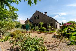 [[ DIT PAND NEEMT DEEL AAN DE ERA OPEN HUIZEN DAG OP 6/12 VAN 13:00 TOT 14:00 ]] <strong>Goed onderhouden eengezinswoning met 4 slaapkamers, 2 badkamers, garage en grote omheinde tuin.</strong><br />Deze woning ligt ideaal voor wie houdt van vlot bereikbaar én gezellig wonen. Je zit op een steenworp van Brussel, Zaventem en belangrijke invalswegen, terwijl winkels, scholen en openbaar vervoer bijna letterlijk om de hoek liggen. En toch: achter de voordeur ervaar je vooral rust, comfort en het gevoel écht thuis te komen.<br /><br /><u><strong>Indeling van de woning:</strong></u><br /><strong>Niv +0:</strong> inkom met apart toilet, ruime woonkamer, volledig ingerichte keuken met eetruimte, berging, garage, 2 slaapkamers en badkamer met twee wastafels en inloopdouche. Buiten geniet je van een gezellige omheinde tuin met terras en tuinhuis. Voor en achter de woning heb je zicht op velden.<br /><strong>Niv +1:</strong> vanuit de garage heb je toegang tot het eerste verdiep, welke is ingedeeld in 2 slaapkamers en een extra badkamer met een wastafel en ligbad.<br /><br />Check ook onze Virtuele rondleiding!<br /><br /><u><strong>Extra informatie en troeven:</strong></u>
<ul><li>Instapklaar en goed onderhouden</li><li>Zonnepanelen aanwezig: 44,8m² (Zuidoost georiënteerd)</li><li>Rolluiken (manueel en elektrisch)</li><li>Ingebouwde kasten in de slaapkamers</li><li>Waterverzachter</li><li>Bekijk zeker onze plannen in bijlage</li></ul>
<br />Aangeboden met ERA comfort garantie<br />Meer informatie? Contacteer Sam Vandenhouten via +3223351115<br />JOUW DROOMHUIS. ZO GEVONDEN!