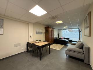 Te huur: smaakvol gerenoveerd kantoor/praktijkruimte nabij het centrum van Zwijnaarde.Het pand heeft een oppervlakte van 78 m² en biedt een grote...