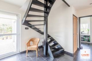 Deze perfect onderhouden bel-étagewoning met twee ruime slaapkamers is gelegen in een aangename, residentiële woonwijk in het mooie Drongen.Via de...