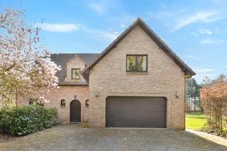 Karaktervolle woning op een perceel van maar liefst 8.347m², gelegen in Sint-Job-in-’t-Goor, met een vergund bijgebouw van ca. 250m².Via een indrukwekkende oprijlaan bereikt u dit prachtige domein, waar rust, ruimte en privacy centraal staan. Het goed is volledig omgeven door groen en biedt een unieke woonbeleving op wandelafstand van winkels, horeca, scholen en belangrijke verbindingswegen.De woning, gebouwd in 1994, heeft een bewoonbare oppervlakte van ca. 330m². Op het gelijkvloers is een lichtrijke leefruimte, een uitgeruste keuken, een praktische wasruimte, een gastentoilet, een aangename veranda met zicht op de tuin en een inpandige garage voor twee wagens.Op de eerste verdieping zijn vier grote slaapkamers, een badkamer en een apart toilet.De tweede verdieping is een ruime zolder die kan ingericht worden met extra slaapkamers, hobbyruimte of speelkamer.Een absolute meerwaarde is het vergunde bijgebouw van ca. 250m², dat reeds uitgerust is met een keuken en badkamer. Dit biedt tal van mogelijkheden zoals een magazijn, kantoorruimte, praktijk aan huis, fitnessruimte, gastenverblijf, zorgwoning of co-housing.Bijzonderheden:- Riant perceel van 8.347m² omgeven door groen- Gunstig EPC (B)- Bewoonbare oppervlakte van 330m²- Bijgebouw van ca. 250m²- Zonnepanelen aanwezig (5.355 Wp)- Zolder met potentieel voor extra slaapkamers- KelderVoor meer informatie of een bezichtiging kunt u contact opnemen met de dossierverantwoordelijke.Bestuursmaatregelen in het maatregelenregister: nee