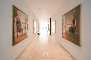 Gemeubeld appartement van 177 m² op de derde verdieping van een gebouw met lift.Het bestaat uit een ruime woonkamer met een salon en een eetkamer en...