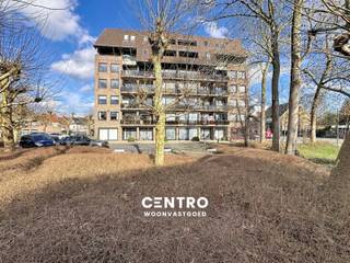 ENERGIEZUINIG appartement met 2 slpks, een FANTASTISCH UITZICHT, een kelderberging én een private parkeerplaats op wandelafstand van het centrum en het openbaar vervoer te Roeselare!<br /><br /><strong>INDELING:<br /><u><em>Vijfde verdieping:</em></u></strong><br />Inkomhal - ruime living - ingerichte open keuken (O.a. met heteluchtoven, fornuis, dampkap, dubbele spoelbak én frigo) - wasplaats (met voorzieningen voor wasmachine en droger) - badkamer (O.a. met lavabomeubel, ligbad én douche) - afzonderlijk gastentoilet (met lavabo) - 2 RUIME slaapkamers - ZUIDWEST-gericht zonneterras met een FANTASTISCH UITZICHT over Roeselare!<br /><br /><u><strong>Opmerkingen:</strong></u><br />- ENERGIEZUINIG appartement: Epc = 157 kWh/m2 (B)!<br />- Lift aanwezig.<br />- Vrij bij akte.<br />- Private kelderberging inbegrepen in de prijs.<br />- Private parkeerplaats inbegrepen in de prijs.<br /><br />Aarzel zeker niet om ons te contacteren voor verdere info en/of een bezoek ter plaatse: 051/817.817 - info@centro.be.