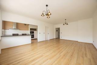 Gelegen aan de Prins Boudewijnlaan te Wilrijk bevindt zich dit stijlvol instapklaar appartement met een bewoonbare oppervlakte van ca. 107 m². De ligging combineert een vlotte bereikbaarheid met een groene omgeving, op korte afstand van  Park Den Brandt en het Middelheimpark.<br /><br /><u>Indeling:</u><br />We betreden het appartement op de tweede verdieping via een private inkomhal, uitgerust met een praktische vestiaire. <br />De leefruimte, met aansluitend de halfopen keuken, geniet van een aangename lichtinval dankzij de grote raampartijen aan de voorgevel.<br />De nachthal biedt toegang tot 2 slaapkamers, badkamer met inloopdouche, aparte toilet, berging en een mooi overdekt en west-georiënteerd terras van circa 14m2.<br />Kenmerkend is de royale opzet van alle ruimtes. Er werd doorheen het appartement gekozen voor een mooie laminaatvloer gecombineerd met een marmerlook tegel in de natte ruimtes wat resulteert in een fris en stijlvol interieur.<br /><br />De garagebox is verplicht bij aan te kopen aan 25.000 euro.<br /><br /><br /><u>Troeven:</u><br />Bewoonbare oppervlakte: ca. 107 m²<br />Instapklaar en goed onderhouden<br />2 volwaardige slaapkamers<br />Ruim terras op tegelvloer 14m2<br />Gunstige EPC-score (B)<br />Centrale ligging met vlotte verbindingen<br /><br /><u>Extra:</u><br />Garagebox verplicht bij aan te kopen aan €25.000<br /><br />De videotour, het grondplan, het EPC, elektriciteitskeuring en de asbestinventaris kan u reeds bekijken via de Wellimmo-site ('documenten')<br /><br />📩 Meer info of een bezoek: info@wellimmo.net<br />📞 03/225 00 68 of 0468/07 55 56 (Gerd)