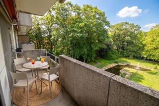 Ben je op zoek naar een heel bijzonder appartement, iets met een ziel? En wil je daarenboven graag in een mooi parkdomein aan de stadsrand wonen, met zicht op de vijver en groen? Dan ben je hier aan het juiste adres. Dit sfeervolle appartement is werkelijk een juweeltje. Het werd ingericht met stijlvolle, duurzame materialen, zoals parketvloeren, een prachtige houten keuken met gebrand granieten blad en zelliges, retro stijl radiatoren, een prachtige boog met gesculpteerde wijnrank in arduin in de inkomhal, klassevolle houten deuren enz. De woonkamer is ruim en licht en geniet van veel natuurlijke lichtinval (zuidgericht). Deze vormt samen met de open keuken een mooi en ruim geheel. De badkamer is een oord van ontspanning met het bubbelbad en de prachtige retrokraan. Er zijn 2 slaapkamers op parketvloer.Wasplaats met plaats voor wasmachine en droogkast.De wijnkast in de inkomhal is een mooie extra voor de echte levensgenieter! Beneden een gemeenschappelijke fietsenberging (2x) en een privé berging. Vanuit heel het appartement kijk je uit op de natuur. Toch zit je overal dichtbij: winkelpark met Lidl, Action, Gamma, bakker, slager, Aldi, een Colruyt en een Delhaize. Een broodjeszaak, een brasserie en bushaltes (Antwerpen) zijn op wandelafstand. Vlotte bereikbaarheid naar oprit E 34 Antwerpen - Eindhoven. Er is wandelgelegenheid genoeg in de naburige bossen en langs het kanaal. Extra gratis parkeergelegenheid op het domein. Zeer gunstig EPC - label B (105!!, bijna een A-label!) - Elektriciteit conform. Maak snel jouw afspraak voor dit unieke appartement!