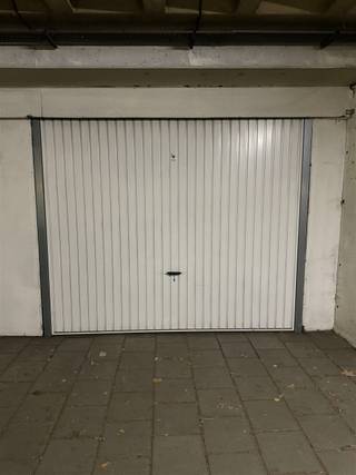 <p><span>Garagebox met elektrische poort</span></p><p><span>Deze garagebox is centraal gelegen en beschikt over een automatische poort met afstandsbediening.<br />Dit ondergrondse garagecomplex geeft toegang met badgesysteem en camerabewaking.<br /><br /><br />Afmetingen:<br />Diepte: 6m</span></p><p><span>Breedte: 3.5m</span></p><p><span>Hoogte: 2,02m (hoogte na de poort 2.60)</span></p>