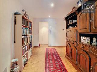 Zeer rustig gelegen en energiezuinig appartement met 2 slaapkamers, ruim terras, garage en kelder in Wezembeek-Oppem Dit goed onderhouden...