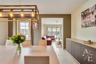 Deze charmante halfopen woning met tuin wordt met trots te koop aangeboden door Access Estate. 📅 BEZOEKDAG – ZATERDAG 29 AUGUSTUS Enkel op afspraak. Plan vandaag nog uw bezoek via sms of WhatsApp op 0475 92 30 35. Welkom in deze sfeervolle familiewoning met 4 slaapkamers, waar comfort, gezelligheid en een landelijke uitstraling mooi samenkomen. Een huis waar u zich vanaf het eerste moment thuis voelt. De inkomhal met vestiaire en gastentoilet leidt naar de warme woonkamer met eetplaats en gezellige zithoek. Dankzij de grote ramen en terrasdeur heb direct verbinding met het terras en de tuin. De ruime landelijke leefkeuken is een echte blikvanger, met kwalitatief maatwerk en veel plaats om samen te koken, te tafelen en gezellige momenten te beleven. Aansluitend vindt u een praktische keukenberging met wasplaats welke doorgang geeft naar de tuin. Op de verdieping bevinden zich 4 volwaardige slaapkamers en een badkamer met zowel een bad als een douche, én een apart toilet. Troeven ❤️ Instapklaar en meteen genieten, 🛏️ 4 slaapkamers - 1 kamer is nu in gebruik als kantoorruimte, ☀️ 15 zonnepanelen met omvormer, ⚡Snellader voor elektrische wagen, 🚗 Vlot bereikbaar via de belangrijkste invalswegen tussen Gent en Aalst, 🚗 Grote carport met extra berging, 🚗 Parkeerplaats voor 4 wagens,⚡EPC-label B – geen renovatieverplichting, 🔌 Elektrische installatie conform, ♻️ Asbestveilig attest. Het pand is beschikbaar ten laatste in juni 2027 – Wij helpen uw droom waarmaken!