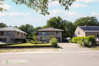 Bent u op zoek naar een ruime villa op één van de meest gegeerde locaties van Genk? Deze vrijstaande woning aan de Raf Mailleuxstraat 20 combineert een karaktervolle architectuur, een praktische indeling en een uitzonderlijke ligging in het groene, residentiële Bret-Gelieren. Met een bruikbare oppervlakte van maar liefst 309 m² biedt deze woning alle ruimte voor gezinnen, thuiswerkers of wie comfortabel wil wonen.<br /><br />Indeling<br />Via de inkomhal betreedt u de woning met toegang tot de leefruimte en de keuken. De ruime leefruimte geniet van veel natuurlijk lichtinval en vormt het hart van de woning. Er is ook nog een gezellige bureauhoek/leesruimte voorzien. Aansluitend bevindt zich de keuken met zicht op de verzorgde tuin. Vanuit de keuken bereikt u de veranda, waar u het hele jaar door kan genieten van de groene omgeving. Een bijzonder grote troef van deze woning is de aanwezigheid van een slaapkamer en badkamer op het gelijkvloers. Hierdoor is de woning niet alleen geschikt voor gezinnen, maar ook voor wie gelijkvloers wil wonen of levenslang comfortabel wil blijven wonen. De gelijkvloerse kamer kan ook gebruikt worden als kantoor/bureau, speelkamer..<br /><br />Op de verdieping bevinden zich nog drie ruime slaapkamers, waarvan één met een eigen dressing. Daarnaast is er een tweede badkamer aanwezig. Zowel aan de voor- als achterzijde van de woning beschikt de verdieping over terrassen waar u in alle rust kan genieten van de omgeving.<br /><br />De woning beschikt bovendien over een inpandige garage en een volledig functionele kelderverdieping. Dankzij deze royale onderkeldering geniet u van een overvloed aan opslagruimte en tal van mogelijkheden voor hobby, atelier, fitnessruimte of werkplaats.<br /><br />Technische informatie<br />Deze vrijstaande villa werd gebouwd in 2000 en is gelegen op een perceel van 8a 06ca. De woning is voorzien van pvc-raamprofielen met dubbele beglazing, uitgerust met rolluiken. De verwarming gebeurt op aardgas. Met een gunstig EPC-label C geldt er geen renovatieverplichting. De woning beschikt over een bruikbare oppervlakte van maar liefst 309 m², wat uitzonderlijk veel woonruimte biedt voor uiteenlopende woonbehoeften.<br /><br />Buurtinformatie<br />De woning geniet van een absolute topligging in Bret-Gelieren, één van de meest gegeerde en residentiële woonwijken van Genk. Deze groene omgeving staat bekend om haar rustige karakter, ruime percelen en uitstekende bereikbaarheid. Op korte afstand bevinden zich scholen, winkels, openbaar vervoer en diverse recreatiemogelijkheden.<br /><br />Daarnaast geniet u van een vlotte verbinding naar Genk-centrum, de E314 en omliggende gemeenten. Een locatie waar rust, bereikbaarheid en levenskwaliteit perfect samenkomen.<br /><br />Bent u op zoek naar een ruime villa met gelijkvloerse voorzieningen op een toplocatie in Genk?<br />Contacteer ons via 089 69 30 01 of info@consimmo.be voor meer informatie of een bezoek ter plaatse. Bekijk ook de virtuele tour op onze website www.consimmo.be.