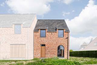 Deze energiezuinige halfopen nieuwbouwwoning in landelijke bouwstijl werd reeds wind-waterdicht opgebouwd en wordt binnenin verder kwalitatief afgewerkt door Dumobil Woonprojecten naar wens van de koper. Deze woning (lot 49) heeft een perceeloppervlakte van 333 m² en een noordwestelijk georiënteerde tuin waardoor je kan genieten van een avondzonnetje in de tuin.<br /><br />Via de inkomhal kom je terecht in een open leefruimte met salon, eethoek, bureau en open keuken. Er is een aparte wasplaats en gastentoilet. Op de eerste verdieping zijn er 3 slaapkamers, nog een toilet, berging en een badkamer met dubbele wastafel, douche én bad. Met een vaste trap kom je op de zolderruimte die dienst kan doen als extra kamer. Er komt een aangelegde voortuin en tuin met terras. De binnenafwerking van de woning gebeurt na aankoop en volgens de wensen en keuzes van de klant. Geniet daarbij van de nieuwste technieken, waaronder de geothermische warmtepomp, zonnepanelen en vloerverwarming om te verwarmen in de winter en te verkoelen in de zomer.<br /><br />Deze all-inprijs excl. kosten omvat een volledig afgewerkte, instapklare woning met álle voorzieningen en omgevingswerken inbegrepen. De totale kostprijs inclusief wettelijke kosten waaronder registratierechten, btw, notariskosten en aansluitingskosten kan je eenvoudig bekijken op onze <u><strong>website</strong></u>: <u><strong>dumobil.be/nl/woonprojecten/projecten/meulebeke-steenstraat-kapellestraat</strong></u> En/of contacteer onze bouwadviseur Sam Borrey voor meer info: 0483/21.01.33 | sam@dumobil.be<br /> 