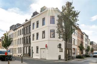 <p>n the vibrant Seefhoek, close to Park Spoor Noord and the renewed Stuivenbergplein, you will find this closed building with four bedrooms, located at Pollepelstraat 2 in Antwerp.</p><p>The home offers plenty of space and a practical layout, ideal for families or those looking for a spacious townhouse with potential.</p><p>- Spacious home with functional layout<br />- 3 full bedrooms + 1 extra room (office/dressing)<br />- Indoor garage with additional storage and utility room</p><p>On the ground floor there is a garage with an adjoining checkroom and storage room, where also the connections for washing machine and dryer are provided.</p><p>The second floor is the living floor with a large living room and a fitted kitchen with ample storage space.</p><p>On the second floor we find a bedroom and a bathroom.</p><p>The third floor has two spacious bedrooms. At the top of the house there is an additional room under the roof, ideal as an office, hobby room or extra bedroom.</p><p>The location is a great asset: in the lively Seefhoek, within walking distance of Park Spoor Noord, public transportation, local stores and cozy restaurants. Moreover, there is an easy connection to the Antwerp Ring Road and the city center.</p><p><span><span>Curious? Please fill in your details at the bottom of the ad on our website www.sinjoor.be. The file manager will then contact you as soon as possible.</span></span></p>