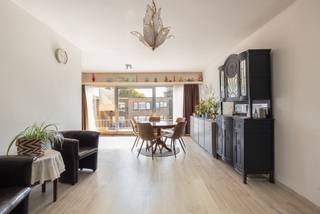 Ligging
Dit appartement is gelegen aan de Groenhofstraat 3 in Borsbeek, in een rustige en residentiële woonwijk. De groene omgeving combineert de rust van een woonwijk met een vlotte bereikbaarheid richting Antwerpen en omliggende gemeenten. 
Indeling
Het appartement beschikt over een ruime L-vormige leefruimte, waardoor er een duidelijke indeling tussen de zit- en eetruimte mogelijk is. Aansluitend bevindt zich de volledig geïnstalleerde keuken, met daarnaast een praktische wasplaats.
Verder omvat het appartement twee slaapkamers, waarvan één ruime master bedroom en een extra kamer die eveneens kan dienen als bureauruimte. Daarnaast is er een volledig ingerichte, moderne badkamer met inloopdouche. Tot slot beschikt het appartement over een privatieve kelderberging, ideaal als extra opslagruimte.
Troeven
•	Rustige en residentiële ligging in Borsbeek
•	Ruime leefruimte
•	Volledig geïnstalleerde keuken
•	Twee slaapkamers
•	Volledig geïnstalleerde badkamer
•	Extra kelderberging
•	Conforme elektrische installatie