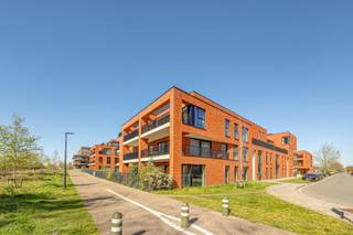 Laat je verrassen door deze waanzinnige moderne penthouse met een prachtig zuidgericht terras waar je de hele dag door van de zon kan genieten. Dankzij de royale oppervlakte en vele raampartijen baadt het appartement in het licht en ervaar je een ongeëvenaard ruimtegevoel.<br />De penthouse beschikt over een stijlvolle leefruimte met open keuken – ideaal voor gezellige avonden en het ontvangen van gasten. Verder zijn er 3 volwaardige slaapkamers en 2 prachtige badkamers, wat zorgt voor optimaal comfort voor het hele gezin. Zowel in het appartement als beneden in de ondergrondse is er bergruimte. <br />Als extra troef zijn er 2 staanplaatsen, die mee aangekocht dienen te worden (aan €30.000/staanplaats).<br />Gelegen in een aantrekkelijke buurt in Gent, combineert deze penthouse rust, luxe en een uitstekende bereikbaarheid.<br />Benieuwd naar deze unieke penthouse? Neem contact op met ons op het nummer 0477/82.57.70 of mail naar info@wrs-whitelabel.be
