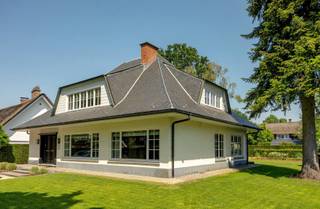 <p><span><strong><u>VILLA</u></strong></span></p>
<p><span><strong>NIVEAU -1<br /></strong>Kelder (wijnkelder, bergkelder en technische kelder).</span><br /><span>Kruipkelder. </span><br /><br /><span><strong>NIVEAU 0<br /></strong>Inkomhal, voorzien van afzonderlijk gastentoilet.</span><br /><span>Leefruimte ca. 45m².</span><br /><span>Bureel ca. 20m² (aanpalend de leefruimte).</span><br /><span>2<sup>de</sup> bureel, bibliotheek, TV – hoek, bargedeelte, speelhoek, … ca. 15m² (aanpalend de leefruimte).</span><br /><span>Luxe leef – en eetkeuken ca. 25m².</span></p>
<p><span><strong>NIVEAU +1<br /></strong>Nachthal met mezzanine (TV – hoek, bureel, studeerhoek, …).</span><br /><span>Hoofdslaapkamer ca. 25m², met dressingkasten en rechtstreekse toegang tot de badkamer.</span><br /><span>Luxe badkamer.</span><br /><span>2<sup>de</sup> slaapkamer ca. 15m².</span><br /><span>Waskamer.</span></p>
<p><span><strong>NIVEAU +2<br /></strong>3<sup>de</sup> slaapkamer ca. 20m².</span></p>
<p><span><strong>BIJZONDERHEDEN <br /></strong>Hoogwaardige afwerking (maatwerk doorheen de volledige villa, parketvloeren, …).</span><br /><span>14 zonnepanelen + 10kWh thuisbatterij (met intelligente sturing).</span></p>
<p><span><strong>UPDATES & RENOVATIES<br /></strong>2016: Nieuw natuurleien dak + isolatie.</span><br /><span>2020: Nieuwe vloeren en nieuwe garagepoorten.</span><br /><span>2021: Nieuwe keuken, nieuwe badkamer en sanitair.</span><br /><span>2022 en 2024: Maatwerk.</span><br /><span>2024: Heraanleg tuin.</span><br /><span>2025: Zonnepanelen + thuisbatterij en automatische tuinbesproeiing.</span><br /><br /><span><strong>BEWOONBARE OPPERVLAKTE<br /></strong>De vermelde “bewoonbare oppervlakte” is gebaseerd op de “bruikbare vloeroppervlakte” zoals vermeld in het EPC.</span></p>
<p><span><strong><u>BIJGEBOUW<br /></u></strong>Dubbele garage (voorzien van wijncave) en tuinberging.</span><br /><span>Voorliggende carport.</span></p>
<p><span><strong><u>PERCEEL <br /></u></strong>Mooi aangelegde en zonnige tuin, voorzien van automatische tuinbesproeiing.</span><br /><span>Volledig omheind en voorzien van automatische poort.</span><br /><br /><span><strong>POSITIEVE PUNTEN</strong></span><br /><span>* Gelegen op een <strong>toplocatie </strong>(op wandelafstand van het Park van Schoten, op wandelafstand van het centrum, in een uiterst rustige straat, uiterst centraal,...).</span><br /><span>* Regelmatig aan updates & renovaties onderworpen, perfect onderhouden en bijgevolg <strong>instapklare villa. </strong></span><br /><span>* Mooi aangelegde en zonnige <strong>tuin</strong>.</span></p>