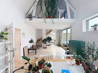 Cet appartement en duplex offre une combinaison de paix, d'espace et d'un emplacement idéal dans le centre historique de Bruges.Le premier étage vous accueille dans un salon lumineux qui se fond parfaitement dans la cuisine. La terrasse exceptionnellement spacieuse et ensoleillée de pas moins de 55 m² attire tous les regards. À cet étage, vous trouverez également une première chambre complète, des toilettes séparées et une salle de bain confortable avec baignoire et douche.L'étage supérieur abrite la deuxième chambre spacieuse (16 m²).Au rez-de-chaussée, vous avez un hall d'entrée privé avec un débarras pratique et une connexion pour une machine à laver. Disposition : Général : entrée - abri à vélos - rangement (avec raccordement pour machine à laver)1°V : salon (27 m²) - salle de bain (8 m²) - chambre (13 m²) - WC - mezzanine 2°C : chambre (16 m²)Dans l'ensemble :-Prix de location : 990,00 €/mois-Disponible à partir du 01/01/2026Le moyen le plus rapide pour visiter cette propriété ? Demandez votre visite via le bouton rose de notre site Web (www.dewaele.com) et vous serez contacté par l'un de nos experts en location.