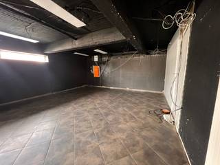 <p><span>Ruim handelspand van 347 m² met uitstekende zichtbaarheid</span></p><p><span>Op de Ruggeveldlaan bevindt zich dit ruime handelspand met een totale oppervlakte van </span><span>347 m²</span><span>. Dankzij de brede gevel en grote raampartijen geniet het pand van veel zichtbaarheid en natuurlijke lichtinval.</span></p><p><span>De open indeling biedt verschillende mogelijkheden en kan ingericht worden volgens de noden van de nieuwe huurder. Het pand dient verder afgewerkt te worden, waardoor het volledig naar eigen concept en stijl kan worden ingericht.</span></p><p><span>Geschikt voor verschillende commerciële activiteiten zoals winkelruimte, showroom, kantoor of praktijkruimte.</span></p><p><span>Troeven:</span><span><br /><br /></span></p><p><span>347 m² oppervlakte</span></p><p><span><br />Brede gevel met veel visibiliteit</span></p><p><span><br />Grote open ruimte</span></p><p><span><br />Flexibele inrichting mogelijk</span></p><p><span><br />Goede bereikbaarheid</span></p><p><span> </span></p><p><span>Interesse?<br />Contacteer ons via michael@vastpuntgoed.be of bel ons via het nummer 0476/40.86.76 voor meer info of een bezoek in te plannen.</span></p><p><span> </span></p>