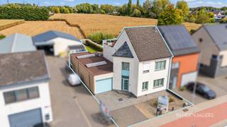 Deze uitzonderlijk ruime halfopen bebouwing biedt maar liefst 290 m² bewoonbare oppervlakte, een prachtige tuin met een weids uitzicht en een indrukwekkende garage!<br /><br />Op het gelijkvloers is er een lichtrijke leefruimte met gezellige gashaard, een eetplaats en een aansluitende keuken. Verder is er een ruime berging, een praktische wasplaats en apart gastentoilet.<br /><br />De eerste verdieping beschikt over twee ruime slaapkamers, een bureau en een badkamer met ligbad, douche en toilet. Via een vaste trap bereikt u de tweede verdieping met een derde slaapkamer, ingemaakte maatkasten en extra zolderruimte. Er is ook nog een ruime kelder met extra opbergmogelijkheden. <br /><br />Eén van de grootste troeven is zonder twijfel uitzonderlijk grote garage van meer dan 60 m2 groot. Er is plaats voor drie wagen, maar kan ook perfect als magazijn of hobbyruimte kan dienen. Buiten geniet u van een aangename tuin met groen uitzicht.<br /><br />De woning beschikt over een gunstige EPC met C-label en heeft onder meer airco. Het pand werd bovendien ook asbestveilig gekeurd. <br /><br />Pandenjagers is een innovatief vastgoedkantoor en kiest bewust voor een unieke en transparante aanpak. Bij ons bestaat de totale aankoopprijs altijd uit twee duidelijke onderdelen: de adviesprijs die bovenaan in de advertentie vermeld staat, plus onze vaste commissie van 10.000 euro incl. BTW. Dankzij deze open prijsstructuur krijgt u als koper vanaf het eerste moment een eerlijke inkijk hoe de totale prijs van het pand tot stand is gekomen.<br /><br />Interesse? Contacteer ons via 0465/08.26.69 of info@pandenjagers.be.