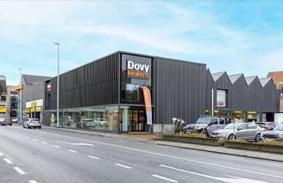 Ontdek deze strategisch gelegen baanwinkel met PRIVE PARKING (ca. 10 plaatsen), momenteel ingericht als showroom voor Dovy Keukens, aan de rand van...