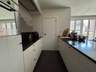 Ruim appartement met twee slaapkamers gelegen aan de stadrand van Herentals. <br /><br />Indeling en omschrijving:<br />U betreedt dit appartement via de inkomhal. Vooraan bevindt zich de lichtrijke leefruimte met aansluitend het terras. De keuken is volledig uitgerust met een spoelbak, kookplaat, dampkap, koelkast, oven en vaatwasser. Aansluitend vindt u de praktische berging met aansluitingen voor wasmachine en droogkast. Verder beschikt het appartement nog over twee slaapkamers, apart toilet en de badkamer met douche, spiegelkasten en lavabo met meubel. <br />In het ondergrondse complex is er een garagebox met automatische poort aanwezig. <br /><br />Extra info: <span>geen verdere gemeenschappelijke kosten I EPC 130 kWh/ (m² jaar) label B I watertoets: P-score: B I G-score: B.</span>