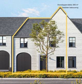 Deze charmante gesloten landelijke nieuwbouwwoning ligt op een perceel van 255 m² beschikt over een open lichtrijke leefruimte, een kwalitatief ingerichte keuken, een aparte bureauhoek en gastentoilet op het gelijkvloers. Er is een inpandige garage die meteen aansluit aan de keuken om op een praktische manier je boodschappen uit te laden. Op de eerste verdieping zijn er 4 volwaardige slaapkamers en een comfortabel uitgeruste badkamer met dubbele wastafel, inloopdouche én bad. Met een vaste trap kom je op nog een een ruime zolderkamer die nog kan ingericht worden tot een extra slaapkamer of hobbyruimte.<br /><br />De materialen kan je na aankoop nog naar eigen smaak kiezen. Wij voeren vervolgens de werken uit zodat je zonder zorgen in een instapklare woning kan intrekken. In deze prijs zit ook een aangelegde tuin, afsluiting, terras, oprit en pad naar de voordeur. De woning is aangesloten op het warmtenet. Met een ventilatiesysteem, zonnepanelen en vloerverwarming geniet je verder van de nieuwste technieken voor een comfortabel toekomstgericht en duurzaam wonen. Als bewoner van dit futureproof woonproject kan je gebruik maken van de laadpalen en pakketbrievenbus van het e-mobipunt.<br /><br />Benieuwd naar een ervaring uit eerste hand? We laten graag de huidige bewoners aan het woord: <strong>https://blog.dumobil.be/nl/woonprojecten/blog/getuigenis-karaktervolle-projectwoning-voor-toekomstig-gezin</strong><br /><br />Deze prijs is exclusief notariskosten, aansluitkosten, verkooprecht en btw. Bekijk meteen transparant de vaste ALL-IN prijs voor het volledige plaatje: <strong>www.dumobil.be/nl/woonprojecten/projecten/hooglede-nieuwbouwwoningen / </strong>Stel vrijblijvend al je vragen aan onze bouwadviseur Sam Borrey: <strong>sam@dumobil.be</strong> | <strong>0483 210 133</strong>.