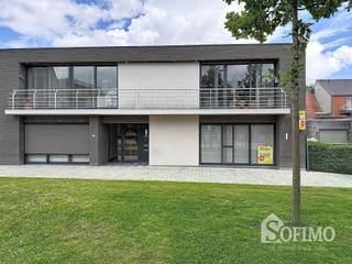 <h1><span>Ruim gelijkvloersappartement met terras en dubbele garage </span></h1><h1><span> </span></h1><h1><span>Het appartement omvat:</span></h1><h1><span>een </span><span>inkomhal </span><span>met </span><span>gastentoilet</span><span>, ruime, open </span><span>leefruimte </span><span>met volledig ingerichte </span><span>keuken </span><span>en </span><span>bergruimte </span><span>met aansluiting voor wasmachine,</span></h1><h1><span>hal naar de ingerichte </span><span>badkamer </span><span>(met lavabomeubel, inloopdouche en 2e toilet) en </span><span>twee slaapkamers</span><span>. </span></h1><h1><span>Zowel vanuit de hal als de slaapkamers is er toegang tot het ruime </span><span>terras </span><span>achteraan.</span></h1><h1><span> </span></h1><h1><span>In de kelderverdieping (bereikbaar met lift) is een </span><span>dubbele garage </span><span>met automatische poort en </span><span>extra bergruimte</span><span>.</span></h1><h1><span>Bovendien ook te bereiken via een zijdeur vlakbij de lift.</span></h1><h1><span> </span></h1><h1><span>Dit gelijkvloersappartement is volledig instapklaar en perfect gelegen in centrum Langemark vlakbij alle voorzieningen!</span></h1><p><span> </span></p>