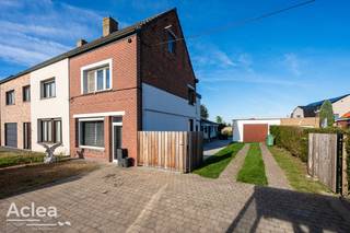 <p>Gelegen aan het Zwaantje in Sleidinge vindt u deze halfopen woning met een aparte garage en leuke tuin. Met een bewoonbare oppervlakte van 146 m² en een perceel van 459 m² biedt deze woning volop ruimte voor zowel ontspanning als leven.<br />De woning, die zeer uitnodigend aanvoelt, heeft een aantrekkelijke indeling met drie slaapkamers, ideaal voor een gezin of voor gasten. De eetkamer en keuken vloeien makkelijk in elkaar over en zorgen voor een aangenaam ruimtelijk gevoel en gezelligheid. De badkamer is praktisch ingericht en van alle gemakken voorzien, zodat u dagelijks kunt genieten van comfort. Bovenop het woongenot, beschikt deze woning over een ruime zolder die kan dienen als opbergruimte, bureau, ontspanningsruime of extra slaapkamer. De garage biedt u de mogelijkheid om uw voertuig veilig te stallen en is een waardevolle aanvulling op deze eigendom.<br /><br />Indeling als volgt:<br />- inkom<br />- ruime eetplaats met zithoek<br />- ingerichte leefkeuken<br />- vernieuwde badkamer met toilet, badkamermeubel en douche<br />- wasplaats/berging<br />- 3 slaapkamers op het verdiep<br />- ruime zolder, bereikbaar met vaste trap<br />- aparte garage<br />- aangelegd terras<br />- afgesloten tuin<br /><br />CV op aardgas<br /> </p>
<p>De woning is momenteel verhuurd via een klassieke huurovereenkomst.<br /><br />Meer info of bezoek?<br />vastgoed@aclea.be - 09/377 31 77 </p>