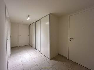 Dit MODERNE en ENERGIEZUINIGE appartement biedt een unieke woonervaring in een RUSTIGE en GROENE OMGEVING. De gemeenschappelijke tuin met vijver...