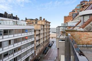 Ontdek dit volledig gerenoveerde penthouse-appartement op slechts 20 meter van de zeedijk-Albertstrand, met 2 prachtige zonneterrassen en zijdelings zeezicht.<br /><br />Dit eigendom biedt een moderne indeling met een inkomhal voorzien van een gastentoilet. De lichtrijke living met directe toegang tot het zonneterras (Zuid-West oriëntatie), waar u kunt genieten van een sfeervol zicht. Een volledig uitgeruste open keuken en 2 volwaardige slaapkamers (elke kamer is voorzien van voldoende ingemaakte kasten), elk met een eigen douchekamer, maken dit penthouse compleet. Achteraan bevindt zich nog een ruim terras met ochtendzon.<br /><br />Extra's: 2 immense zonneterrassen, zijdelings zeezicht, een privatieve kelderberging in het gebouw en een ideale ligging in Knokke, belichaamt hedendaagse luxe aan de kust. Mis deze unieke kans niet!<br /><br />Meer info bel of mail naar: Info@yess-vastgoed.be / 0470.49.45.47