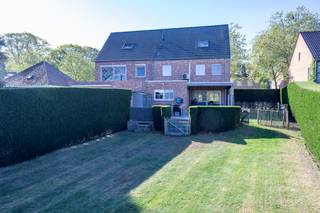 <p><strong>Beerzel is zo’n plek waar rust en bereikbaarheid moeiteloos samengaan. Je woont er tussen het groen, met het natuurgebied Beerzelberg op wandelafstand en een vrij uitzicht op het achterliggende agrarische gebied. Een omgeving waar je elke dag geniet van ruimte, zonder in te boeten aan comfort. En net daar wacht deze recente halfopen bebouwing op een perceel van 750 m². Instapklaar, energiezuinig en helemaal klaar voor een nieuw verhaal.</strong></p><p><strong> </strong></p><p><strong>Binnenkomen en je meteen thuis voelen</strong></p><p>Stap binnen en je wordt verwelkomd door een ruime leefruimte. De praktische indeling zorgt voor een aangename flow doorheen de woning en laat het groen achteraan mooi deel uitmaken van het interieur. </p><p><strong> </strong></p><p><strong>Het hart van het huis</strong></p><p>De volledig ingerichte keuken is een plek waar koken en samenzijn vanzelf samengaan. Je kookt op gas en hebt vanuit de keuken meteen toegang tot het overdekte terras. Ideaal voor lange zomeravonden, een rustig ontbijt of een etentje met vrienden en familie.</p><p><strong> </strong></p><p><strong>Buiten genieten</strong></p><p>De tuin biedt alle ruimte om te ontspannen, te spelen of gewoon te genieten van de rust. Achteraan vind je een praktisch werkhuisje en een tuinberging. De absolute troef? Het achterliggende agrarische gebied, waardoor je elke dag omringd bent door groen.</p><p><strong> </strong></p><p><strong>Ruimte om mee te groeien</strong></p><p>Vandaag beschikt de woning over drie volwaardige slaapkamers, waarvan één voorzien is van airconditioning. Daarnaast is er de mogelijkheid om eenvoudig een vierde slaapkamer te creëren. Ideaal voor een groeiend gezin, een thuisbureau of een extra hobbyruimte.</p><p><strong> </strong></p><p><strong>Parkeren zonder zorgen</strong></p><p>Vooraan parkeer je moeiteloos tot vier wagens op de ruime oprit. Handig voor jezelf én voor bezoek.</p><p><strong> </strong></p><p><strong>Een plek waar het plaatje klopt</strong></p><p>Een instapklare, recente en energiezuinige woning op een mooie locatie, met ruimte, comfort en een uitzicht dat nooit verveelt. Een thuis waar binnen en buiten mooi in elkaar overvloeien en waar je elke dag geniet van rust en het groen rondom.</p><p> </p><p>Interesse? Contacteer ons voor een bezoek.</p>