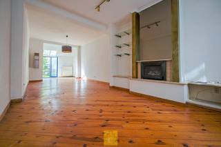 Deze ruime op te frissen stadwoning is gelegen op een rustige doch centrale locatie, net buiten de drukte, met alle winkels en voorzieningen op...