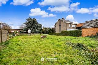 Ben je op zoek naar de ideale locatie om uw droomwoning te bouwen? Deze bouwgrond in Wachtebeke biedt een unieke combinatie van rust, ruimte en een uitstekende bereikbaarheid.<br /><br />Het perceel heeft een <strong>totale oppervlakte van 1.095 m²  </strong>waardoor er voldoende mogelijkheden zijn voor het realiseren van een ruime woning met tuin.<br />De grond is landelijk gelegen, maar toch zeer centraal. Op korte afstand vindt u het prachtige Provinciaal Domein Puyenbroeck, ideaal voor ontspanning, wandelen en fietsen. Daarnaast bevinden winkels, apotheek, dokter en het dorpscentrum zich vlakbij, wat zorgt voor extra comfort in het dagelijkse leven.<br /><br />Dankzij de vlotte verbindingen naar omliggende gemeenten en invalswegen combineert deze locatie het beste van twee werelden: rustig wonen in het groen met alle voorzieningen binnen handbereik. <br /><br />Indien er interesse is om de percelen te gaan bezichtigen neem dan graag contact op via nathalie@immomamo.be of bel naar <strong>0492/97.47.00</strong>