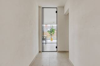 <span><span><strong>KANTWERK </strong>is een kleinschalig en uiterst energiezuinig nieuwbouwproject bestaande uit 3 gekoppelde woningen in landelijke stijl en één moderne alleenstaande villa gelegen langs de Kantwerkersstraat. </span></span><br /><span><span><strong> <br />Bouwonderneming Canneyt BV </strong>is niet aan zijn proefstuk toe. Door hun jarenlange ervaring weten deze vakmensen wat de behoeftes zijn van hun klanten. <br /><strong>Comfort, energiezuinigheid, kwaliteit en een afwerking tot in de kleinste details </strong>zijn dan ook de eigenschappen van deze kleinschalige realisatie.<br /><br />Tijdens de ontwerpfase werd veel aandacht geschonken aan enerzijds de <strong>energiezuinigheid</strong> en anderzijds het <strong>wooncomfort </strong>van de bewoners:</span></span>
<ul>
<li><strong><span><span>Praktische indeling;</span></span></strong></li>
<li><strong><span><span>veel lichtinval;</span></span></strong></li>
<li><span><span><strong>vloerverwarming; </strong></span></span></li>
<li><strong><span><span>warmtepomp (lucht/water) met zonnepanelen; </span></span></strong></li>
<li><strong><span><span>vergaande afwerking;</span></span></strong></li>
<li><strong><span><span>...</span></span></strong></li>
</ul>
<span><span>Op deze manier is het zowel binnen als buiten aangenaam vertoeven.<br /><br /><strong><u>Indeling van villa:</u></strong> Op het gelijkvloers bevinden zich de ruime inkomhal met gastentoilet, de royaal ingedeelde leefruimte met open keuken van meer dan 60 m² en de aansluitende bureauruimte van 8 m². Op de eerste verdieping beschikt men over 3 slaapkamers (13,45 m², 13,45 m² en 17,84 m²) en een badkamer uitgerust met ligbad, douche, dubbele lavabo en aansluitende inloopdressing. De eerste verdieping is overigens ook voorzien van een afzonderlijk toilet en een berging. Buiten is de tuin volledig omheind en is de carport aangelegd en afgewerkt met een oprit in grindmatten. Daarnaast stippen we ook nog aan dat deze woning is opgebouwd met hoogwaardige ALU raamprofielen voorzien van screens. <br /><br /><u><strong>Lastenboek:</strong></u><br />Het lastenboek voorziet ruime budgetten voor verdere afwerking van uw droomwoning. De bouwheer heeft hierin kosten nog moeite gespaard om u verder te begeleiden in samenwerking met de betere leveranciers in de regio. We geven u hierover graag wat meer uitleg bij een gesprek op kantoor of tijdens een bezoek aan de werf. <br /><br /><u><strong>Villa:</strong></u> Gerealiseerd op een ruim perceel van <strong>796 m²</strong><strong> </strong>en maar liefst <strong>201 m</strong><sup><strong>2</strong> </sup>aan bewoonbare oppervlakte. <br /><br /><strong><u>Wat maakt KANTWERK uniek:</u></strong></span></span>
<ul>
<li><span><span>Energiezuinig project (<strong>warmtepomp (l/w), zonnepanelen per woning</strong>,…);</span></span></li>
<li><span><span><strong>kleinschalig project</strong>;</span></span></li>
<li><span><span><strong>rustige ligging</strong>;</span></span></li>
<li><span><span>kwalitatieve architectuur en materiaalkeuze;</span></span></li>
<li><span><span>tot in de puntjes afgewerkt, geen bijkomende kosten meer voor de koper;</span></span></li>
<li><span><span>...</span></span></li>
</ul>
<span><span><strong>OPMERKING:</strong> Deze realisatie is tot in de details afgewerkt. De carports zijn vergund en geplaatst. De oprit en parkeerplaatsen zijn voorzien van grindmatten. De tuin werd omheind en de paadjes en terrassen werden reeds aangelegd in natuursteen. Kortom: U heeft als koper een minimum aan kosten voor verdere afwerking. </span></span><br /><br /><span><span><em>De oplevering van dit nieuwbouwproject is voorzien voorjaar 2025. <br />De afwerkingen voor tuin en terras zitten niet inbegrepen in bovenstaande prijszetting (meer info betreft oplevering en een uitgewerkte detailprijs per woning op aanvraag).</em><br /><br /><strong>Bent u op zoek naar een unieke nieuwbouwwoning in landelijke stijl of een moderne alleenstaande villa? Plan dan snel uw afspraak! Contacteer ons op het nummer 051 50 11 51 of via diksmuide@diksimmo.be.</strong></span></span>