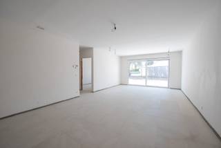 In het stijlvolle nieuwbouwproject Residentie Albert &amp; Jerome – ontwikkeld door Kub en ontworpen door wielfaertarchitecten – ontdek je dit energiezuinige gelijkvloers appartement van 109 m² met 2 slaapkamers en een royale buitenruimte van 83 m² (terras + tuintje).<br /><br />De grote raampartijen zorgen voor een overvloed aan daglicht in de leefruimte, die vlot aansluit op de open keuken. Via het schuifraam bereik je het zuidwestgerichte terras en de privatieve tuin – een echte meerwaarde voor wie houdt van buitenleven. Verwarming én koeling via geothermie garanderen een comfortabel binnenklimaat in elk seizoen, met een minimaal energieverbruik.<br /><br />Indeling: Inkomhal met vestiaire, lichtrijke leefruimte met open keuken, praktische berging/wasplaats, gastentoilet, 2 volwaardige slaapkamers, badkamer met inloopdouche en dubbele wastafel en een zuidwestgericht terras en tuin (83 m²)<br /><br />Troeven:<br />*Geothermische verwarming én koeling – energiezuinig en fluisterstil<br />*Hoogwaardige afwerking naar keuze<br />*Laatste garage beschikbaar of keuze uit verschillende autostaanplaatsen<br />*Fietsplaatsen inbegrepen in de aankoop<br />*Mogelijkheid tot aankoop van een extra (privatieve) berging<br /><br />Rustige, doch centrale ligging nabij winkels, scholen en openbaar vervoer<br /><br />Een unieke combinatie van duurzaam wonen, hedendaagse architectuur en maximaal comfort.<br /><br />📩 Vraag uw bezoek aan via tom@immoroba.be of telefonisch via 0497/85.80.52.