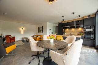 ***PROMO PROMO KOOPT U HET APPARTEMENT TIJDENS ONZE DISCOVERYS DAYS OP ZATERDAG 10/10, KRIJGT U DE AUTOSTAANPLAAT ER GRATIS BIJ!*** Ontdek dit uitzonderlijke penthouse van 121 m² in de recente Residentie High Five te Vilvoorde gebouwd in 2025, waar hedendaagse architectuur, luxueuze afwerking en baanbrekende energieprestaties perfect samenkomen. Dankzij de volledige zuidoriëntatie, grote raampartijen en het indrukwekkende panoramische terras geniet u de hele dag van een overvloed aan natuurlijk licht en een prachtig groen uitzicht.<br /><br />De royale leefruimte met stijlvolle open keuken vormt het hart van de woning. De keuken is uitgerust met hoogwaardige toestellen en een elegant kookeiland, ideaal voor wie houdt van koken en gezellig tafelen. Via de grote schuiframen loopt u rechtstreeks naar het ruime zonneterras, een heerlijke plek om in alle rust te ontspannen.<br /><br />De ruime slaapkamer beschikt eveneens over een rechtstreekse toegang tot het terras en wordt aangevuld met een op maat gemaakte dressing. Daarnaast is er een tweede polyvalente kamer die perfect dienst kan doen als slaapkamer, bureau of hobbyruimte. Verder beschikt het appartement over een luxueuze douchekamer, een afzonderlijk toilet, een volledig ingerichte wasruimte, een vestiaire met design glazen deuren, een gemeenschappelijke fietsenberging en een privatieve buitenberging.<br /><br />Dit penthouse behoort tot de absolute top op vlak van energiezuinigheid. Met een EPC A, een uitzonderlijk E-peil E3, een warmtepomp, zonnepanelen, vloerverwarming op lage temperatuur, actieve koeling en hoogwaardige thermische en akoestische isolatie geniet u van maximaal wooncomfort én bijzonder lage energiekosten. Dankzij de eigen energieproductie bedraagt het geschatte elektriciteitsverbruik slechts ongeveer €20 per maand.<br /><br />Bij het appartement hoort een extra brede, beveiligde autostaanplaats met laadpunt voor een elektrische wagen, aan te kopen voor €30.000. De gemeenschappelijke kosten bedragen slechts €85 per maand, inclusief syndicus, gebouwverzekering en onderhoud.<br /><br />Een bijkomende troef is dat dit appartement verkocht wordt onder het gunstige nieuwbouwregime, zonder 21% btw, met bovendien de mogelijkheid om onder bepaalde voorwaarden te genieten van het verlaagde btw-tarief van 2%. Daarnaast profiteert u nog van de resterende 10-jarige structurele garantie van de projectontwikkelaar.