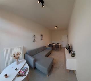 <p><span>De Schaalstraat verbindt de 2 hoofdwinkelstraten, Bruul en Ijzerenleen, met mekaar. Dit in 2023 vernieuwde huis beschikt over een stadstuintje (tuinberging) met een groen uitzicht, nabij de St-Mettetuin, die voorzien is van bankjes en fitnesstoestellen. De leefruimte met hoog plafond biedt plaats voor een eethoek en een zithoek. Ze is voorzien van een breed schuifraam (PVC crèmekleur). De functionele keuken (rolluik) is helemaal vooraan geplaatst en omvat een kookplaat, oven/combi-oven, dampkap, koelkast en vaatwasser. De gascondensatieketel zorgt voor verwarming, maar de airco-units met warmtepomptechnologie zorgen in de zomer voor 2 frisse slaapkamers: de hoofdslaapkamer op de eerste verdieping (ingemaakte kasten) en de hele tweede verdieping met velux dakraam en zichtbare balken die u desgewenst nog in twee kan verdelen om een derde kamer te creëren. De badkamer met goede ventilatie en natuurlijke lichtinval, omvat een enkel lavabomeubel, inloopdouche met regenfunctie en ingebouwde plafondspots. Het hangtoilet werd apart voorzien. Qua bergruimte mogen we niet vergeten om de kleine kelderruimte te vermelden. U hebt de keuze uit diverse boven en ondergrondse parkings in de buurt. Of u kan er voor kiezen om zonder auto door het leven te gaan. De haast perfecte officiële Mobiscore van 9,6 op 10, geeft aan dat u dat op deze locatie perfect zou kunnen.</span></p><p><span> </span></p>