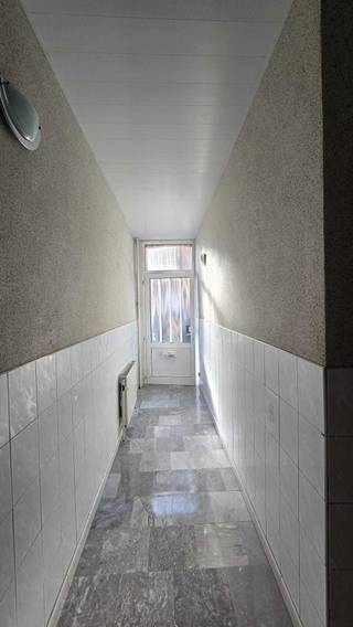 Naar wens te renoveren woning met 5 slpk en stadskoer in het populaire Oud-Berchem<br /><br />In het gegeerde Oud-Berchem kunt u kennismaken met deze charmante, en naar wens te renoveren woning.<br /><br />We bevinden ons op wandelafstand van zowel Berchem Station, als tram- en metrolijnen en de befaamde velo-stations. Er is aldus een ruime keuze aan transportmogelijkheden.<br /><br />Er zijn talrijke leuke restaurants, cafés en buurtwinkels.<br /><br />Prima bereikbaarheid, een levendige wekelijkse markt en een scala aan scholen, faciliteiten en winkels rondom, van pop-ups, kruideniers, delicatessenzaken tot sterrenrestaurants.<br /><br />U komt de woning binnen in een lange gang, met een leefruimte, keuken en wasruimte, alsook de recent gerenoveerde badkamer en leuk stadskoertje.<br /><br />Op de eerste verdieping heeft u drie ruime slaapkamers, met een klein toilet en lavabo.<br /><br />Op de tweede en hoogste verdieping bevinden zich eveneens twee grote slaapkamers.<br /><br />Er is tevens een ruime kelder onder de woning.<br /><br />Deze buurt wordt niet voor niets "het hart van Berchem" genoemd!<br /><br />U bent van harte welkom elke zondag, evenwel enkel op afspraak via 0484 94 58 07 of via buketkaraca1989@gmail.com