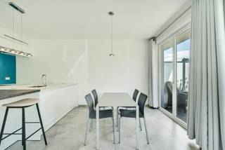 Modern appartement met 2 slaapkamers maakt deel uit van het recent project River Valley en ligt op wandelafstand van centrum Nieuwpoort Stad.<br /><br />Het appartement bevindt zich op de gelijkvloerse verdieping en werd ingedeeld als volgt:<br />Inkomhal met 2 volwaardige slaapkamers, badkamer met inloopdouche, apart gastentoilet en technische bergruimte. Verder beschikt het appartement over een ruime leefruimte met grote raampartijen, aansluitende keuken en L-vormig terras. Tot slot haalt het appartement zijn energie gedeeltelijk uit zonnepanelen, is er vloerverwarming aanwezig en is er nog een extra kelderberging met afgesloten fietsenstalling.<br /><br />Troeven:<br />Bouwjaar 2015<br />Energiezuinig<br />Toplocatie aan beschermd erfgoed de Koolhofput<br />Instapklaar<br /><br /><br />Contacteer Seije vandaag nog voor een bezoek ter plaatse op 0470 51 70 31.