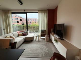 Dit energiezuinig appartement is gelegen op wandelafstand van het centrum van Aalst en bestaat uit een ruime leefruimte met salon, eetplaats, volledig geïnstalleerde en kwalitatief goed afgewerkte keuken. Tevens is er een bergplaats voorzien aan de keuken met aansluiting voor wasmachine en droogkast. De slaapkamer is zeer ruim. De badkamer omvat een inloopdouche, lavabo en de nodige opbergplaats. Toilet is afzonderlijk. Daar het appartement zich op de gelijkvloerse verdieping bevindt, heb je een terras en uitzicht op de mooie gemeenschappelijke tuin. In de garage is er een extra afzonderlijk bergruimte, gemeenschappelijke fietsberging en een extra ruime parkeerplaats, inbegrepen in de huurprijs.<br />Het appartement is gelegen op wandelafstand van station, winkels, scholen en het stadscentrum.<br />Huurprijs: 900 EUR/maand en gemeenschappelijk kosten 50EUR/maand