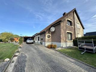 <p><span>Te koop: Mijnwerkerswoning met tuin en garage – Echostraat 16</span></p><p><span>Deze gezellige mijnwerkerswoning, gebouwd rond 1965, bevindt zich op een ruim perceel van </span><span>9a50ca</span><span> en biedt een bewoonbare oppervlakte van ca. </span><span>144 m²</span><span>. De woning beschikt over 3 slaapkamers en is ideaal voor wie op zoek is naar een stevige gezinswoning met uitbreidingsmogelijkheden.</span></p><p><span> </span></p><p><span>Indeling</span></p><p><span>Gelijkvloers</span></p><ul><li><span>Inkomhal</span></li><li><span>Woonkamer met eetkamer (kasten vernieuwd in 2022)</span></li><li><span>Keuken</span></li><li><span>Badkamer (vernieuwd in 2021)</span></li><li><span>1 slaapkamer</span></li></ul><p><span>Verdiep (+1)</span></p><ul><li><span>2 slaapkamers</span></li></ul><p><span>Technische details:</span></p><ul><li><span>Ramen: PVC met dubbel glas</span></li><li><span>Verwarming: mazout (radiatoren) – tank van 3.600 liter in de tuin</span></li><li><span>EPC: label F</span></li><li><span>Betonnen tussenvloeren</span></li><li><span>Dak: onderdak vernieuwd in augustus 2025</span></li><li><span>Gas aanwezig in de straat</span></li><li><span>Grondwater in de tuin aanwezig </span></li></ul><p><span>Dankzij de rustige ligging in de Echostraat geniet je hier van een groene omgeving en toch een vlotte bereikbaarheid.</span></p><p><span>Een woning met een sterke basis, waar je met enkele modernisaties een echt thuis van kan maken.</span></p><p><span> </span></p><p><span>Meer info of een bezoek plannen?</span><span><br />Contacteer Iris via </span><span>iris@jemar.be</span><span> of </span><span>0483110875.</span></p><p><span> </span></p><p><span>“Dit pand kan onderhevig zijn aan de renovatieverplichting die door de Vlaamse overheid wordt opgelegd voor residentiële gebouwen. Consulteer voor meer informatie de website van het Vlaams Energie- en Klimaatagentschap via <span>https://www.energiesparen.be/renovatieverplichting-residenti%C3%ABle-gebouwen-2023</span></span><span>”</span></p><p><span> </span></p>