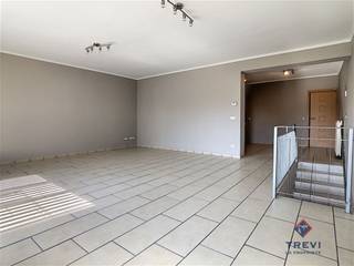 TRAZEGNIES - A LOUER - 750€/mois Très bel appartement lumineux situé au premier étage d'un bâtiment ne comprenant que deux logements.  Composition: ...