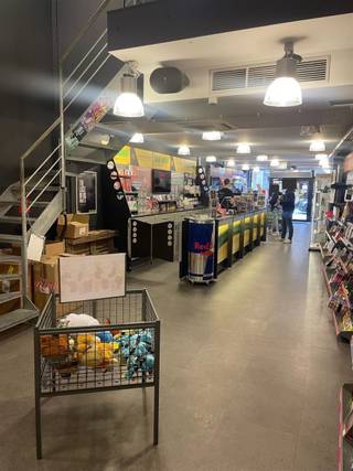 <p><span>Groot en praktisch handelspand op 1 van de 2 belangrijkste winkelstraten van de stad, op nog geen 100 meter van de Markt. Momenteel wordt dit pand gehuurd door Game Mania maar zij gaan hun verkoop grotendeels online verder zetten.Op het gelijkvloers is er een mooie open ruimte van 100 m² voorzien, maar ook het eerste verdiep en zolder bieden heel wat mogelijkheden (2X60m2) qua winkelruimte en/of stockageruimte. Mooie vitrine met zicht tot achteraan winkelpand.</span></p>