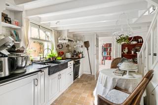 Dit sfeervolle "peperkoekenhuisje" staat op een perceel van 315m² gelegen in het centrum van Kalmthout. De woning biedt een gezellige woonkamer,...