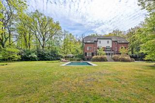 <p>Découvrez cette charmante maison de maître située à Brasschaat, dans un environnement calme et privé, entourée d’un magnifique jardin — l’endroit idéal pour se détendre.</p>
<p>Construite au début du siècle dernier, cette demeure dégage un caractère authentique et plein de charme. Les hauts plafonds, la luminosité abondante et les éléments d’origine se marient harmonieusement avec le confort contemporain, créant une atmosphère chaleureuse et accueillante.</p>
<p>Au rez-de-chaussée, vous trouverez une cuisine entièrement équipée avec un espace de vie attenant, s’ouvrant directement sur la terrasse et le jardin — idéal pour profiter de moments conviviaux en famille ou entre amis.</p>
<p>Le premier étage comprend deux chambres d’enfants ainsi qu’une spacieuse chambre parentale avec dressing et salle de bains en suite, offrant un confort et une intimité optimaux.</p>
<p><span>Le dernier étage offre de nombreuses possibilités d’aménagement et peut être configuré selon vos envies, avec le potentiel de créer encore deux espaces supplémentaires ou davantage — parfaits comme chambres, bureau ou espace de loisirs.</span></p>
<p>En outre, une cave offre un espace de rangement supplémentaire, une agréable terrasse à l’avant de la maison ainsi qu’une allée permettant de stationner voitures et vélos.</p>
<p>En résumé, une propriété de caractère située dans un emplacement prisé à Brasschaat, où calme, espace et confort se conjuguent harmonieusement.</p>