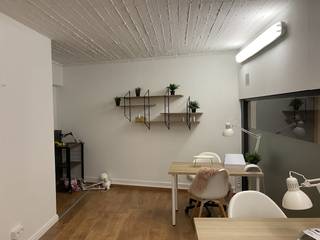 Het handelspand is centraal gelegen in Roeselare, vlak bij de Grote Markt. Het volledig afgewerkte pand van ca. 63m² bestaat uit 2 verdiepingen...