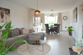 Instapklaar appartement vlakbij belangrijke invalswegen en op fietsafstand van het centrum van Kortrijk en Heule.U geniet van alle moderne comfort en...