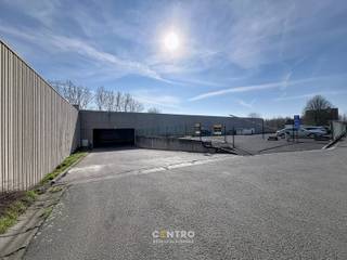 <u><strong>Benaderende bruto-AFMETINGEN: </strong></u><br />Magazijn: 330m²  (28 x 11,78m).<br />Ruim verhard gemeenschappelijk parkeerterrein met slagboom.<br /><br /><u><strong>AFWERKING:</strong></u><br />- Betonnen onstructie <br />- Gevelwanden in betonpanelen<br />- Gepolierde en gewapende betonvloer<br />- Automatische poort (h: 4,55m; b: 6,0m)<br />- Codeklavier<br />- TL-verlichting<br />- Vrije hoogte 7,90m<br /><br /><u><strong>NUTSVOORZIENINGEN:</strong></u><br />Elektriciteit (63A) met tussenteller. Gemeenschappelijk sanitair.<br /><br /><u><strong>TOEGANGSWEGEN</strong></u>:<br />Binnenunit met brede doorgang van en naar de loods binnen een industriële site van 1,5ha.<br /><br /><u><strong>BESTEMMINGSMOGELIJKHEDEN:</strong></u><br />Zone voor milieubelastende industrieën.<br />Opslag, productie, bewerking en verwerking van goederen.<br /><br /><u><strong>LIGGING:</strong></u><br />De loodsen aan Kaaistraat 5 in Kerkhove (deelgemeente van Avelgem) liggen in de Scheldevallei, in een zone met (watergebonden) bedrijvigheid langs de rivier de Schelde. Vlakbij het rondpunt naar N8 (Oudenaardsesteenweg-Brugstraat) en N36 (Bruggesteenweg). E17 bereikbaar binnen ca. 20 minuten rijden.<br /><br /><u>* Bijzonderheden:</u><br />- Beschikbaar 1 juni 2026<br />- Geen gemene kosten !<br />- Weegbrug aanwezig op de site 3 x 18m.<br />- Vermelde prijzen zijn excl. onroerende voorheffing (1m forfaitair), voorschot nutsen (€100/m) en BTW.<br />- Onze referentie op <strong>www.centro.be</strong>: <strong>P0498-P6</strong> of contacteer ons op <strong>050 70 01 02</strong>.