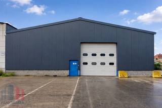 <strong>Magazijnruimte</strong> met een oppervlakte van <strong>+/-1.000 m² </strong>(20b x 50d) te huur in<strong> Zedelgem</strong>, fantastisch gelegen langs de drukke Torhoutsesteenweg (N32), de verbindingsweg tussen Brugge en Torhout. De E403 op- en afrit 11 Ruddervoorde situeert zich op amper 3,2 km.<br /><br />De loods met een vrije hoogte van 6,4 meter is toegankelijk via een automatische sectionale poort met codeklavier en een afzonderlijke toegangsdeur. Verder is het geïsoleerde magazijn voorzien van een nieuw dak en nieuwe gevelpanelen, vernieuwde LED verlichting alsook de nodige elektrische voorzieningen (3x380V en 63A). Er is een mezzanine van +/- 85 m² aanwezig met vaste trap.<br /><br />Ruime parkeergelegenheid en manoeuvreerruimte op het ruime en verharde terrein.<br />Onmiddellijk beschikbaar.<br /><br />Contacteer <strong>PANORAMA B2B</strong> voor bijkomende inlichtingen omtrent de voorschriften of een plaatsbezoek <strong>0479 70 70 73</strong>.