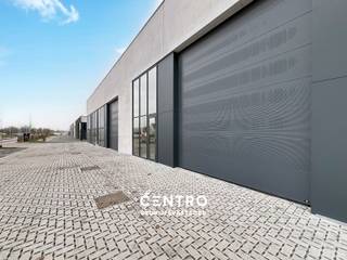 <u><strong>Benaderende bruto-AFMETINGEN:</strong> </u><br />276,39 m²: 10,60m x 26,07m <br />2 parkeerplaatsen<br /><br /><u><strong>AFWERKING:</strong></u><br />- De units zijn voorzien als verwarmde gebouwen en aldus EPB-plichtig.<br />- Stalen constructie. <br />- Betonplinten: 14 cm dikte onder cellenbetonpanelen tussenwanden units – geïsoleerd (10cm PIR) en 28cm dikte onder metalen sandwichpanelen achtergevel en onder buitenschrijnwerk langs voor -en eventuele zijgevels. <br />- Industriële betonpanelen: 14cm dikte wanden voorgevel t.h.v. sandwichpanelen - geïsoleerde betonpanelen (10cm PIR); 28cm dikte over de totale muurhoogte en -45cm onder vloerpas. <br />- Cellenbeton panelen; 15cm dikte scheidings-en brandwanden.<br />- Gepolierde en gewapende betonvloer (15cm), in vakken gezaagd om krimpscheuren tot een minimum te herleiden, max. belasting 3 ton/m².<br />- Geïsoleerd (15cm PIR) steeldeck met centrale lichtstraat (meerwandige polycarbonaat platen), voorzien voor extra belasting van zonnepanelen 20kg/m².<br />- 1 geïsoleerde, elektrische sectionaalpoort (h: 4,20m; b: 4,00m). <br />- Afzonderlijke aluminium inkomdeur met grote glaspartij, voorzien van aluminium schrijnwerk en hogerendementsbeglazing; ideaal om een bureel te voorzien.<br />- Vrije hoogte van 6,20m, muurhoogte: 7,65m.<br /><br /><strong><em>Brandklasse C: </em></strong>voldoet aan de strengste brandweernormen! Alle activiteiten mogelijk.<br /><br /><u><strong>NUTSVOORZIENINGEN:</strong></u><br />Alle voorzieningen zijn getroffen voor aansluiting van stadswater, elektriciteit reeds gekeurd (3 x 400V, 32A tot 63A), internet. Iedere unit heeft een afzonderlijke teller.<br />Er is een gescheiden rioleringsstelsel voorzien voor afvoer regenwater en afvalwater. Per unit is een afvoer voorzien voor sanitaire module. Septiekput 5 personen 1.500 liter.<br />Per unit is er een RW-put van 10.000 liter voorzien. Deze regenput is voorzien van een aanzuigleiding socarex (1 per unit), exclusief pomp. Gasaansluiting.<br /><br /><u><strong>BESTEMMING:</strong></u><br />De zone is bestemd voor kleine en middelgrote ondernemingen.<br />Niet-hinderlijke bedrijvigheid.<br /><br /><u><strong>LIGGING:</strong></u><br />Centrale gelegen in de driehoek Tielt-Deinze-Waregem. Het KMO-park is slechts 14 minuten rijden van Tielt, 12 minuten van Deinze en 19 minuten van Waregem.<br /><br /><u>* Bijzonderheden:</u><br />- Georganiseerd parkmanagement voor afvalverwerking, mobiliteit en energievoorziening.<br />- Vermelde prijs is exclusief: btw op constructiewaarden en registratierechten op grondwaarde, aansluitingskosten van de nutsvoorzieningen, opmaak basisakte, opmeting, PID.<br />- Onze referentie op<strong> </strong><strong>www.centro.be</strong>: <strong>Q0744 </strong>of contacteer ons via <strong>050700102</strong><strong>.</strong><br /><br /><strong>CENTRO | </strong><strong>BEDRIJFSVASTGOED </strong>is reeds 25 jaar <u>gespecialiseerd in de bemiddeling van commercieel- en bedrijfsvastgoed </u>in West- en Oost Vlaanderen.<br /><strong>Wilt u ook weten hoeveel uw bedrijfsgebouw waard is?</strong><br />Contacteer ons vrijblijvend voor een marktconforme waardebepaling van uw pand. <br /><br />