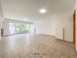Cet appartement spacieux bénéficie d'un emplacement privilégié à proximité de la mer et de l'avenue Lippens.<br /><br />Agencement :<br />En entrant dans l'appartement, vous accédez au hall d'entrée avec des toilettes pour invités et un débarras pratique. Le salon lumineux donne accès à la terrasse à l'avant. La cuisine entièrement équipée se trouve juste à côté.<br /><br />À l'arrière, on trouve deux chambres, toutes deux donnant sur la terrasse arrière. La salle de bains est équipée d'une baignoire, d'un double lavabo et de toilettes.<br /><br />Cave privative incluse.<br />Loyer : 950 euros/mois<br />Charges fixes : 70 euros/mois<br /><br />Vous souhaitez louer cet appartement ? Veuillez nous contacter au 050 62 44 14 ou via knokke@immax.be