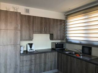 <strong>Instapklaar appartement met ruim terras, carport en autostaanplaats 🏡</strong><br /><br />Dit volledig afgewerkte appartement (V1) biedt comfortabel wonen op een rustige locatie, met een vlotte verbinding naar de autostrades.<br />Dankzij de afwerking conform de EPB-normen geniet u bovendien van een energiezuinig appartement.<br /><br />Het appartement is volledig geschilderd en voorzien van alle lichtarmaturen, waardoor het meteen instapklaar is.<br /><br /><strong>Indeling:</strong><br />De inkomhal geeft toegang tot alle ruimtes van het appartement.<br />De woonkamer vormt samen met de keuken een aangename leefruimte, met een gezellige zithoek en directe toegang tot het ruime terras van 13,5 m².<br /><br />De moderne keuken is volledig geïnstalleerd en voorzien van voldoende kastruimte en toestellen, waaronder een keramische kookplaat met dampkap, koelkast en vaatwasser.<br /><br />Verder beschikt het appartement over een aparte berging met aansluitingen voor wasmachine en droogkast.<br /><br />De badkamer is ingericht met een <strong>aparte douche, badmeubel met lavabo en toilet.</strong><br /><br />Vooraan bevindt zich een <strong>ruime slaapkamer van 13 m²</strong>, met extra bergruimte.<br /><br /><strong>Extra troeven:</strong><br />- Privatieve kelderberging<br />- Carport en autostaanplaats achteraan het gebouw<br />- Gemeenschappelijke fietsenberging<br /><br /><strong>Gemeenschappelijke kosten: €10/maand</strong><br /><br />Interesse?<br />Een bezichtiging is mogelijk op afspraak. Neem gerust contact met ons op voor meer informatie. 📞